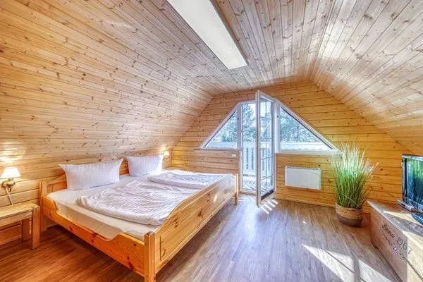 Ferienhaus Leif Blick in das Schlafzimmer mit privatem Balkon  Leif