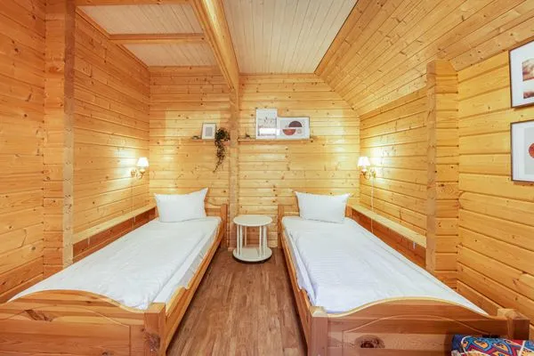 Ferienhaus Leif Blick in eines der Schlafzimmer mit zwei Einzelbetten  Leif