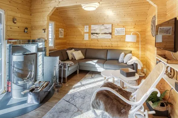 Ferienhaus Leif Blick in den Wohnbereich mit Kamin  Leif