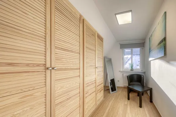 Ferienhaus Casa Castagno Blick ins Ankleidezimmer mit geräumigem Kleiderschrank  Casa Castagno