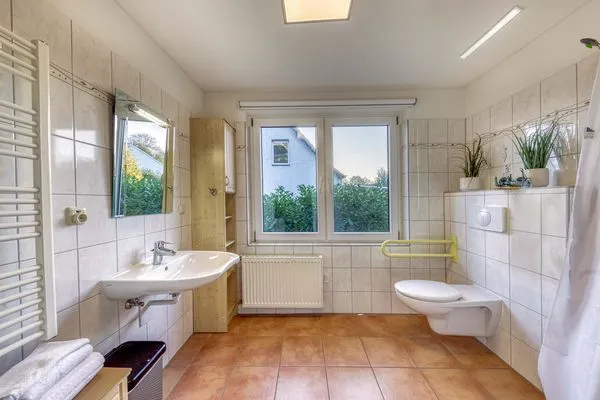 Ferienhaus Casa Castagno Blick in das geräumige Badezimmer  Casa Castagno