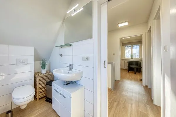 Ferienhaus Casa Castagno Blick in das helle Badezimmer  Casa Castagno