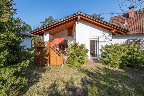 Ferienhaus MöwenKieker Außenansicht vom HAus und Blick in den Garten  MöwenKieker