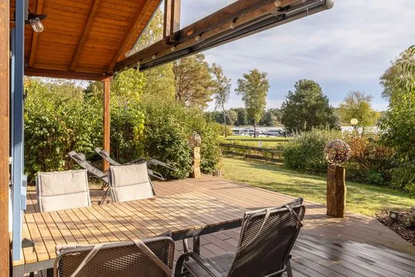 Ferienhaus Blau am See Essbereich auf der Terasse mit Seeblick  Blau am See