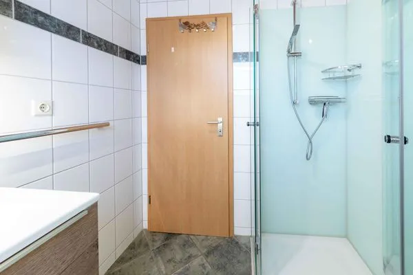 Ferienhaus Blau am See Badezimmer mit Dusche  Blau am See