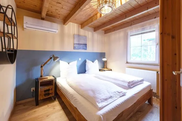 Ferienhaus Blau am See Schlafzimmer mit gemütlichem Doppelbett  Blau am See