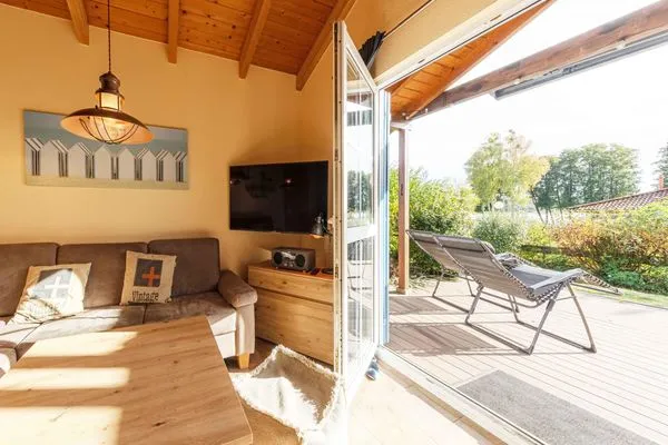 Ferienhaus Blau am See Terasse mit Liegestühlen  Blau am See