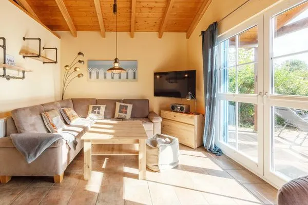 Ferienhaus Blau am See Blick auf die Couch im Wohnzimmer  Blau am See