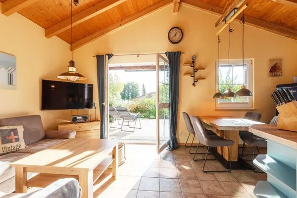Ferienhaus Blau am See Wohnbereich mit Zugang zur Terasse  Blau am See