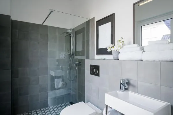 Ferienhaus Duncan House Blick ins Badezimmer mit Glasdusche  Duncan House