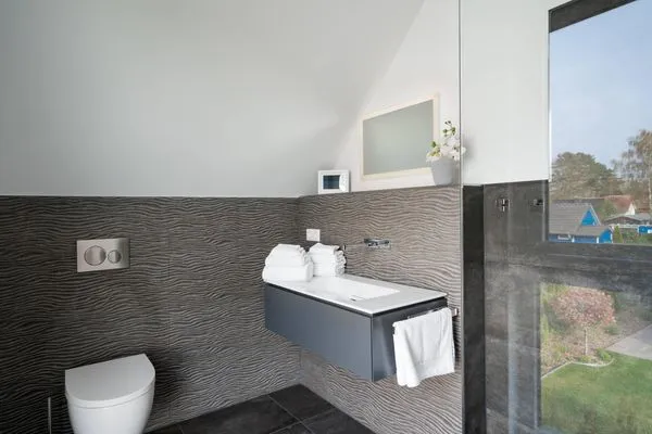 Ferienhaus Duncan House Blick in das moderne Badezimmer  Duncan House