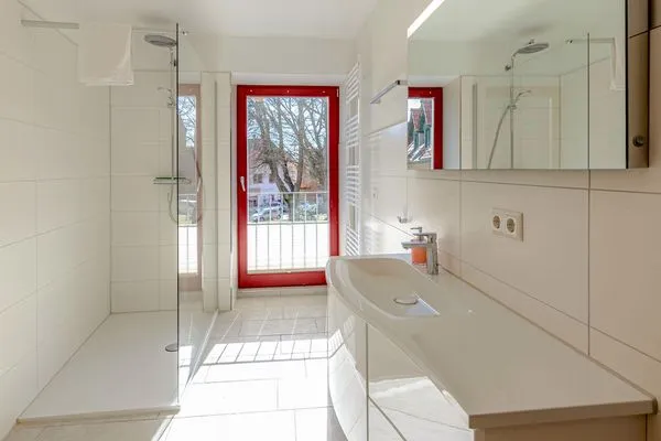 Ferienwohnung City Apartement Waren (Müritz) - Badezimmer modern und hell  City Apartment