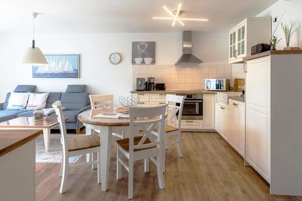 Ferienwohnung City Apartement Waren (Müritz) - Küchenzeile mit Essecke  City Apartment