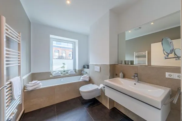 Ferienwohnung Inselsuite Malchow Badezimmer mit Badewanne  Inselsuite