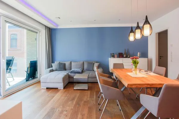 Ferienwohnung Inselsuite Malchow offener Wohnbereich mit Zugang zum Balkon  Inselsuite