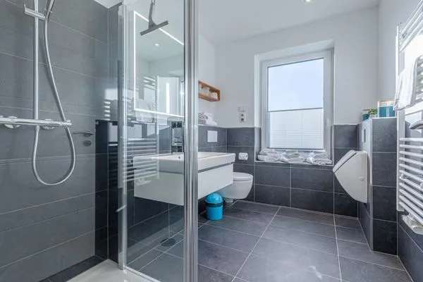 Ferienwohnung Wasserlilie Malchow Badezimmer mit Glasdusche  Wasserlilie