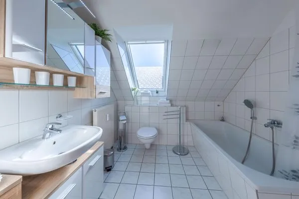 Ferienwohnung Seeuferblick Waren (Müritz) - Bad mit Duschwanne  Seeuferblick