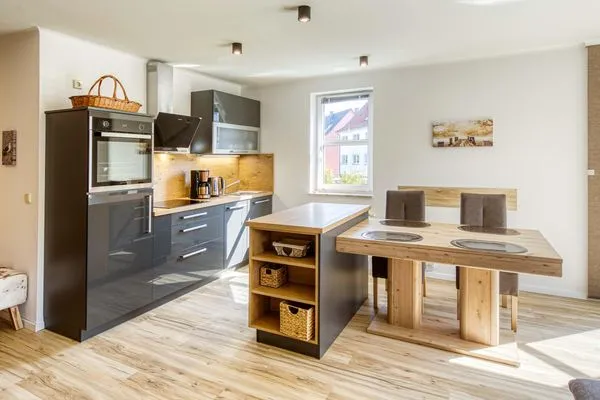 Ferienwohnung Seemöwe Waren (Müritz) - Küchenzeile mit Anrichte und Esstisch  Seemöwe