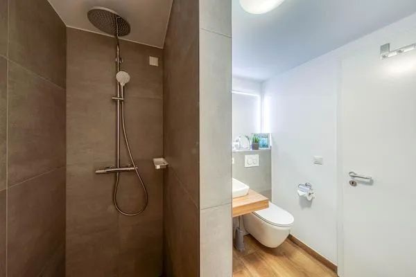 Ferienwohnung Studio Waren modernes Bad mit Dusche  Studio