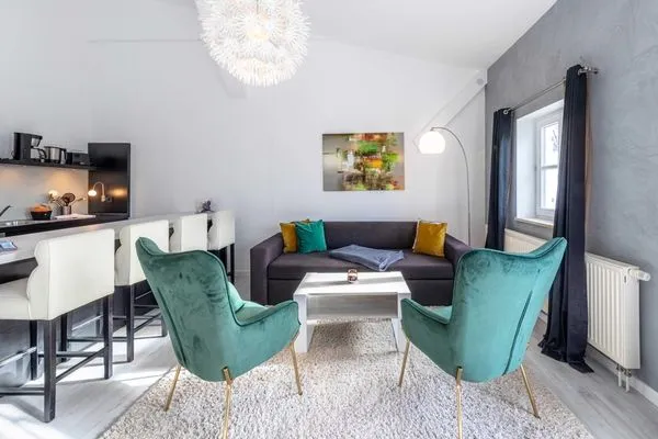 Ferienwohnung Kietz-Perle Waren (Müritz) - Wohnraum mit Küchenzeile und Tresen  Kietz-Perle