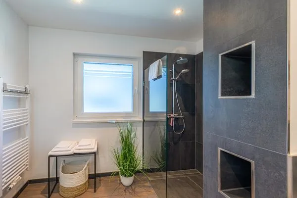 Ferienwohnung Sebastian Malchow - Badezimmer mit Glasdusche  Sebastian