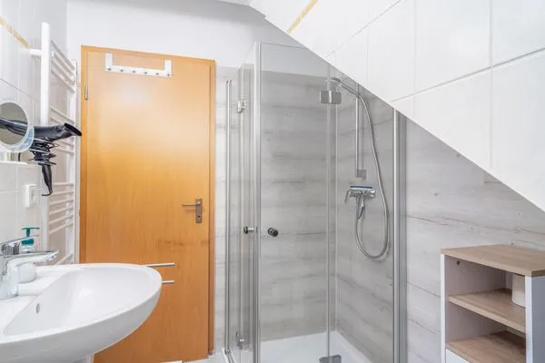 Badezimmer mit Dusche Ferienpark Freesenbruch Reihenhaus 5b - Seehund