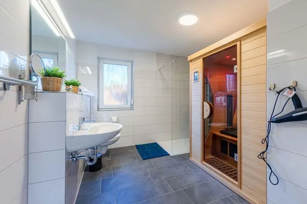 Ferienwohnung Merlin Nest Röbel/Müritz - Badezimmer mit Infrarotkabine  Merlin Nest