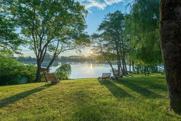 Ferienwohnung Schwan Blick auf das Grundstück und auf den Loppiner See  Schwan