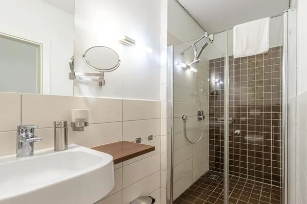 Ferienwohnung Stockente Badezimmer mit Glasdusche  Stockente