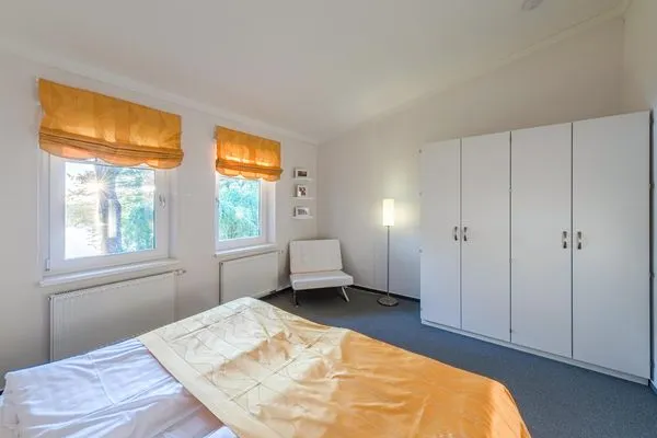Ferienwohnung Stockente Schlafzimmer mit Doppeltbett und Kleiderschrank  Stockente