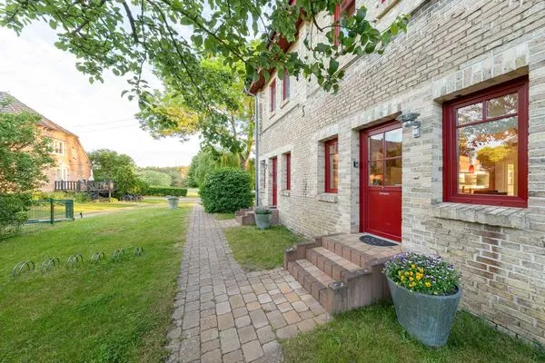 Ferienwohnung Haubentaucher Eingang in die Scheune  Haubentaucher