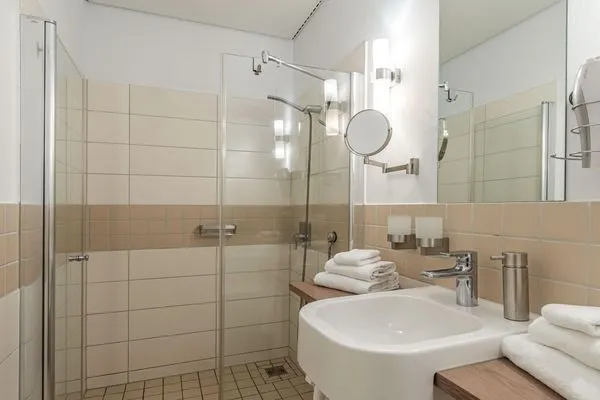 Ferienwohnung Zwergtaucher Badezimmer mit Glasdusche  Zwergtaucher