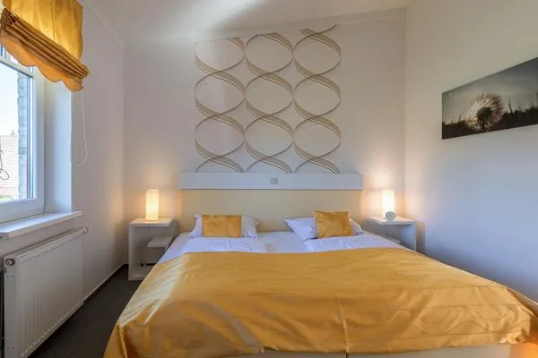 Ferienwohnung Zwergtaucher Schlafzimmer mit gemütlichem Doppelbett  Zwergtaucher