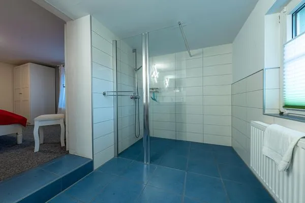 Ferienwohnung Graureiher Badezimmer Glasdusche  Graureiher