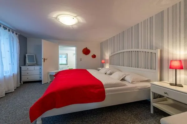 Ferienwohnung Graureiher Blick in das Schlafzimmer mit Doppelbett  Graureiher