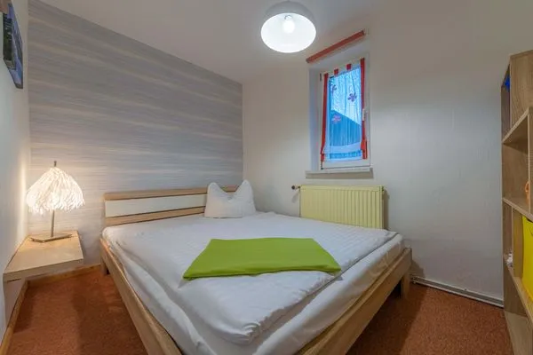Ferienwohnung Rohrdommel Blick in eines der Schlafzimmer mit Doppelbett  Rohrdommel