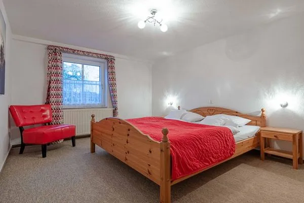 Ferienwohnung Rohrdommel Blick in eines der Schlafzimmer mit Doppelbett  Rohrdommel