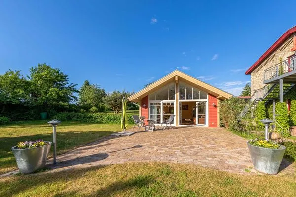 Ferienhaus Wildgans Außenansicht von Haus und Terasse  Wildgans