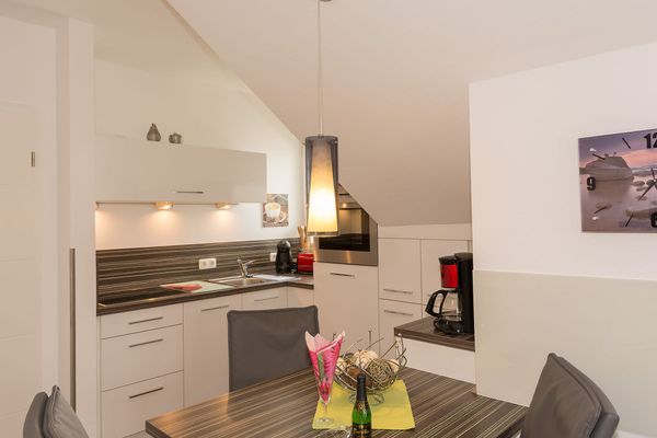 Wohnzimmer mit offener Küche