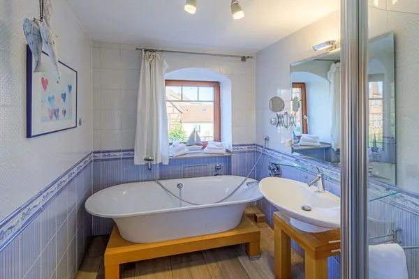 Ferienwohnung Hafenloge Waren (Müritz) - Badezimmer natürlich auch mit Badewanne  Hafenloge