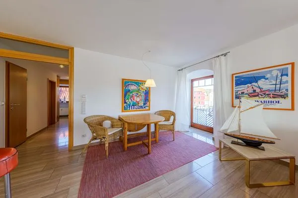 Ferienwohnung Hafenloge Waren (Müritz) - Wohnraumbereich - maritim mit Blick auf den Hafen  Hafenloge