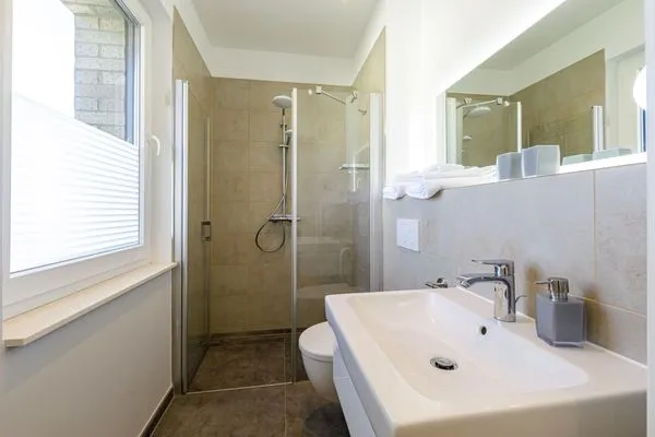 Ferienwohnung SeeGlück Badezimmer mit Glasdusche  SeeGlück