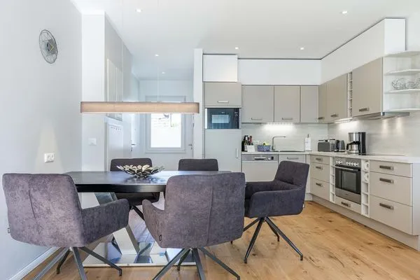 Ferienwohnung SeeGlück Blick in die Küche mit Essbereich  SeeGlück