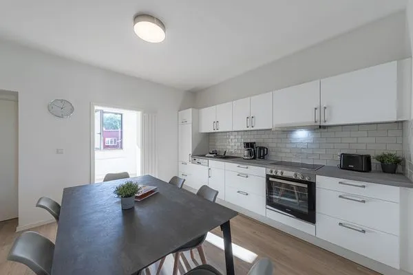 Ferienwohnung Family Suite Blick in die Küche mit Tisch  Family Suite