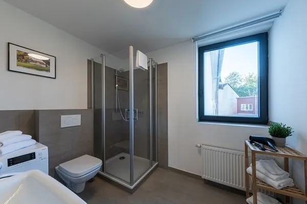 Ferienwohnung Family Suite Badezimmer mit Glasdusche  Family Suite