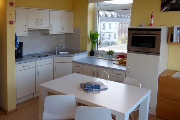 Wohnzimmer mit offener Küche in der Ferienwohnung Therese 8 in Wittdün auf Amrum Haus *Therese* Ferienwohnung *Therese 8*