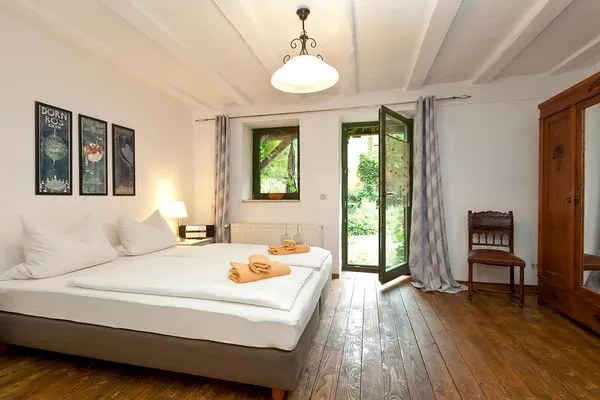 Ferienwohnung Gänseblume Waren (Müritz) - geräumiges Schlafzimmer mit Blick in den Garten  Gänseblume