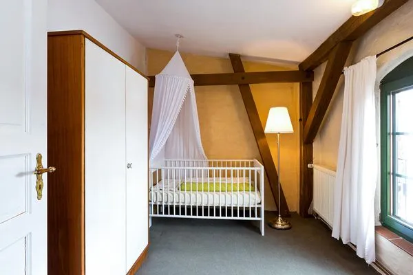 Ferienwohnung Blauregen Waren (Müritz) - Schlafzimmer mit Kinderbett  Blauregen
