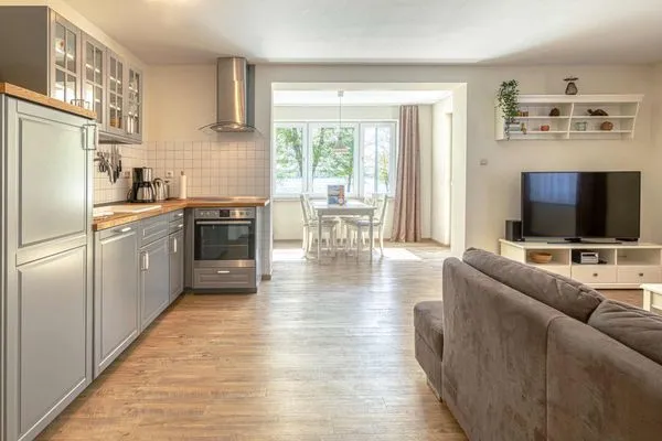 Ferienwohnung Kietz-Flair Waren (Müritz) - Küchenzeile und Wohnbereich  Kietz-Flair