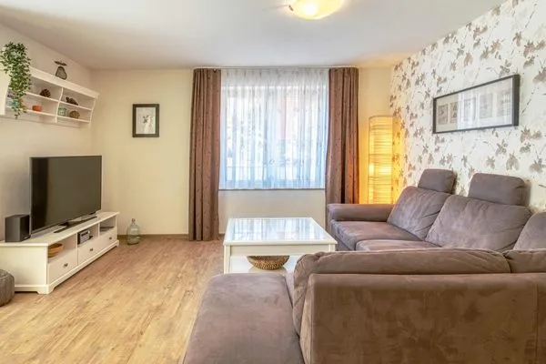 Ferienwohnung Kietz-Flair Waren (Müritz) - Wohnraum mit Sitzgruppe und TV  Kietz-Flair